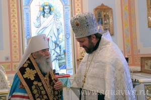 Митрополит Владимир напутствует епископа Митрофана в день возведения его в сан архимандрита.