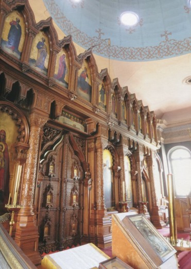 Резной иконостас Храма свв. николая и Александры в Ницце (фото из книги "Русские церкви в Ницце")